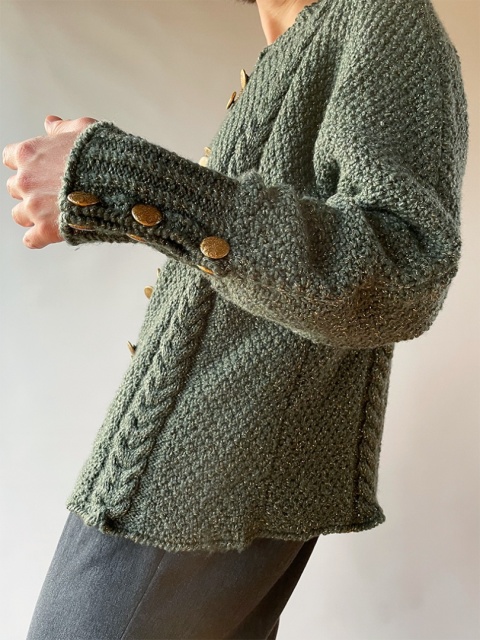 Sweter z ozdobnymi zapięciami