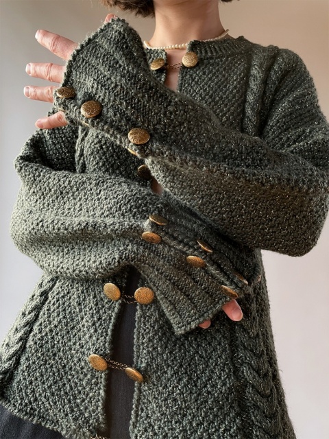 Sweter z ozdobnymi zapięciami