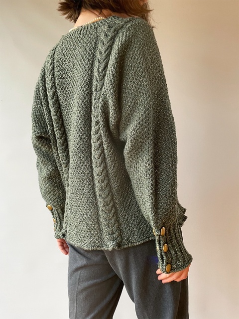 Sweter z ozdobnymi zapięciami