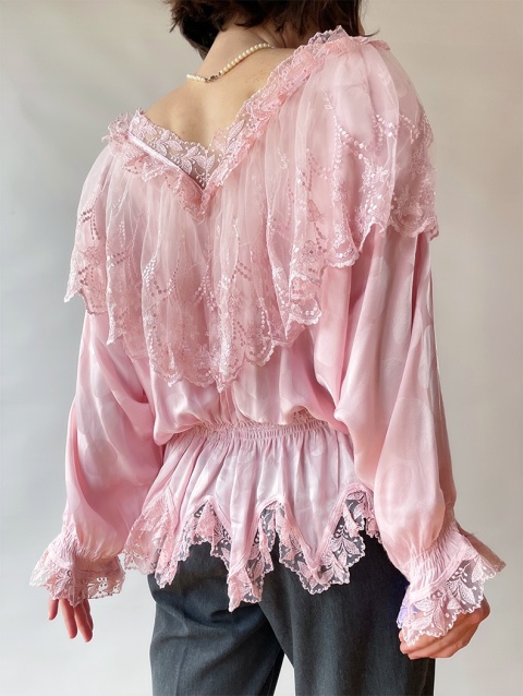 Wiskozowa bluzka z tiulowym kołnierzem