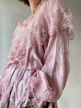 Wiskozowa bluzka z tiulowym kołnierzem