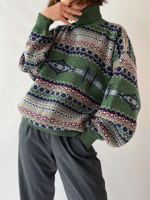 Wzorzysty sweter z golfem