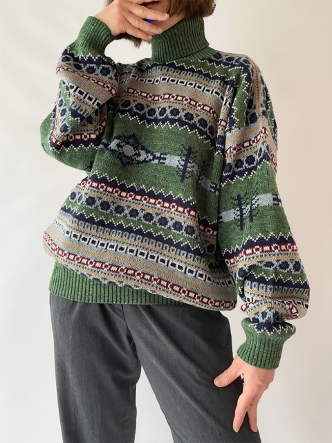 Wzorzysty sweter z golfem