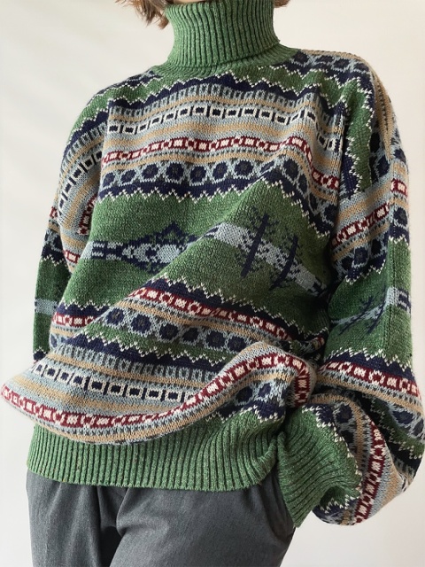 Wzorzysty sweter z golfem