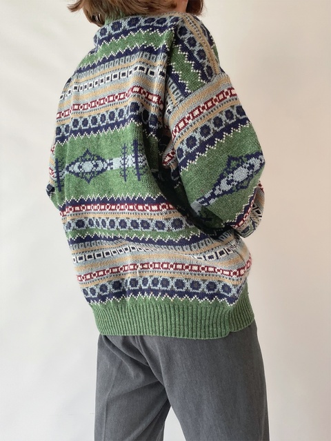 Wzorzysty sweter z golfem