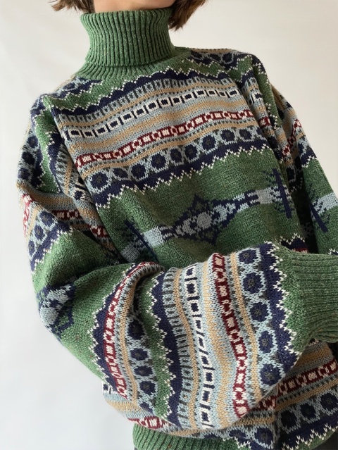 Wzorzysty sweter z golfem