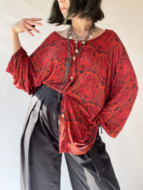 Czerwona bluzka na guziki