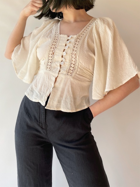 Kremowa bluzka z wiązaniem