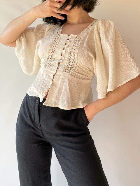 Kremowa bluzka z wiązaniem