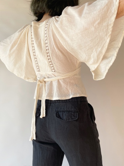 Kremowa bluzka z wiązaniem