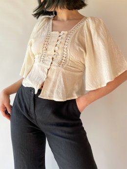 Kremowa bluzka z wiązaniem