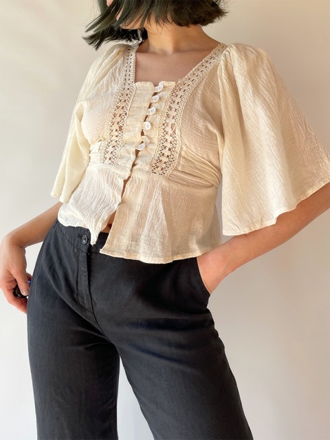 Kremowa bluzka z wiązaniem