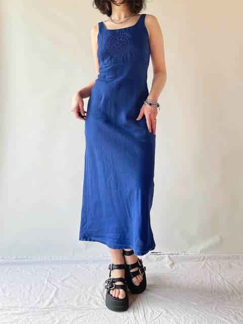 Niebieska sukienka maxi