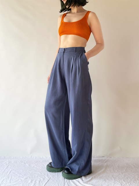 Niebieskie spodnie z szerokimi nogawkami