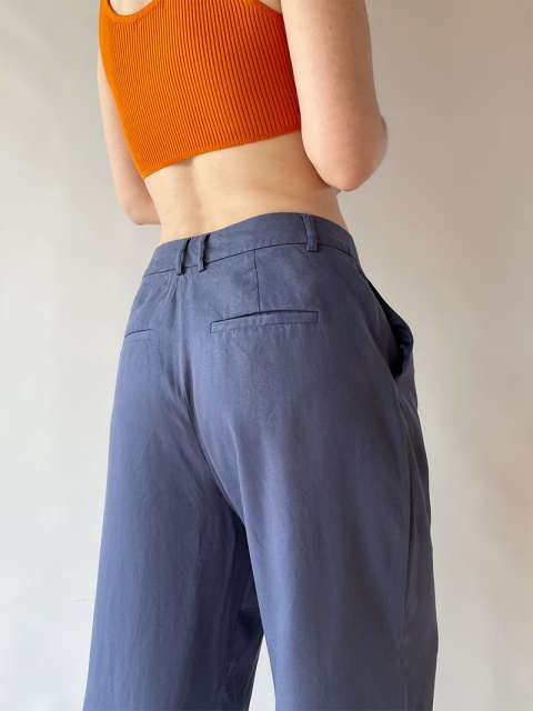 Niebieskie spodnie z szerokimi nogawkami