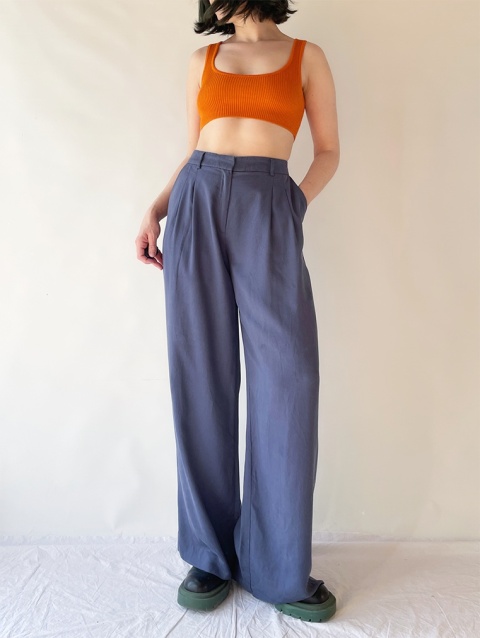 Niebieskie spodnie z szerokimi nogawkami