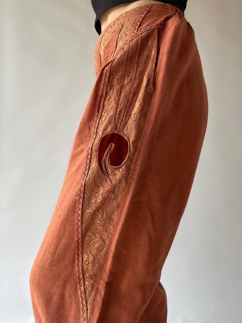 Spodnie ze zdobieniami