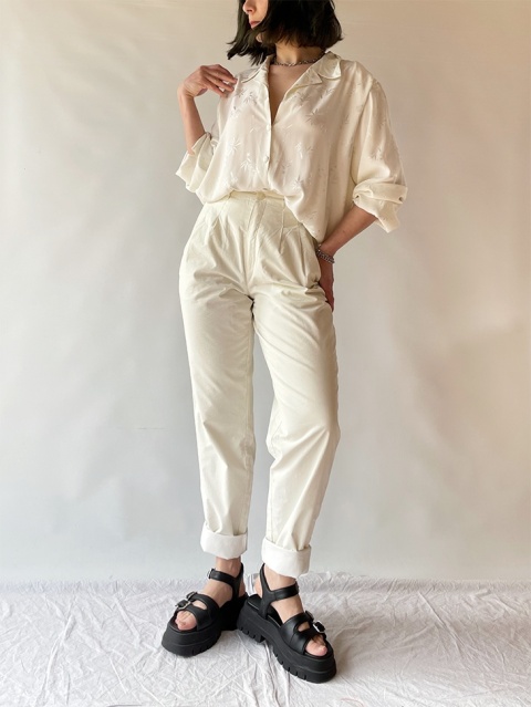 Jasne spodnie z wysokim stanem