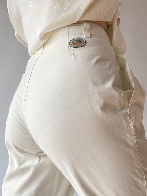 Jasne spodnie z wysokim stanem