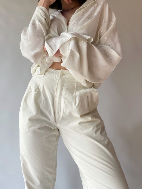 Jasne spodnie z wysokim stanem