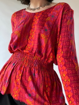 Czerwona bluzka we wzorki