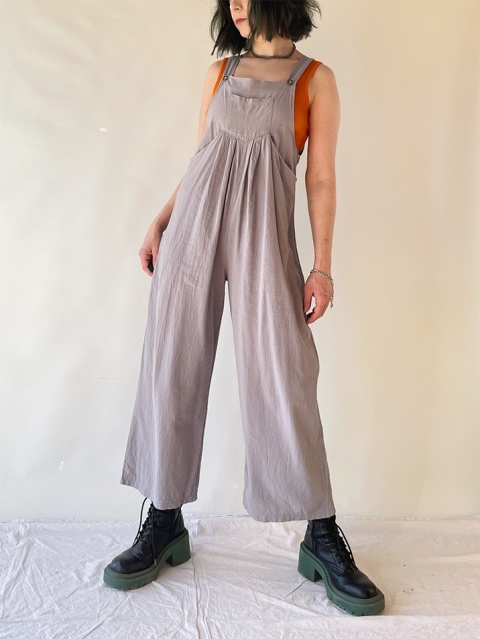 Szare płócienne ogrodniczki