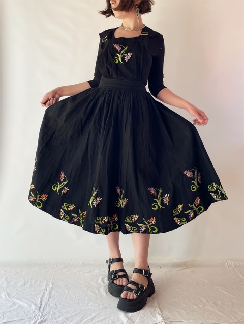 Czarna haftowana sukienka handmade