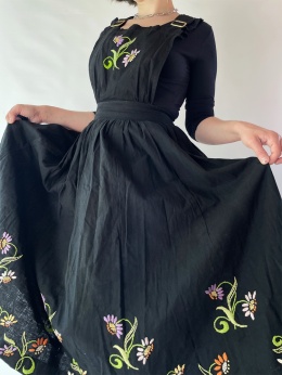 Czarna haftowana sukienka handmade