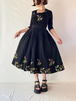 Czarna haftowana sukienka handmade