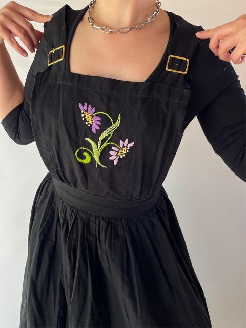 Czarna haftowana sukienka handmade