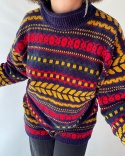 Kolorowy sweter z golfem