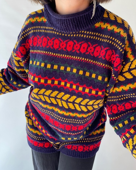 Kolorowy sweter z golfem