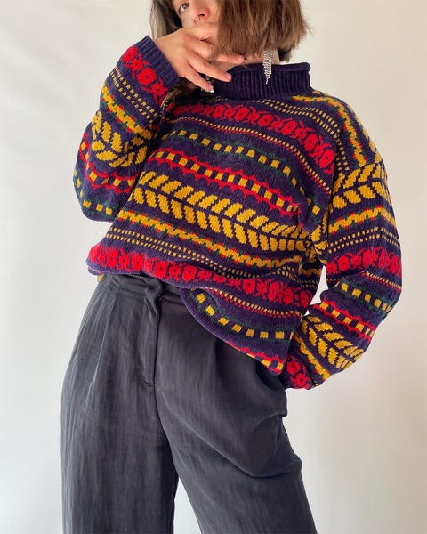 Kolorowy sweter z golfem