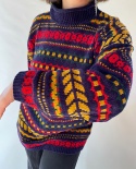 Kolorowy sweter z golfem