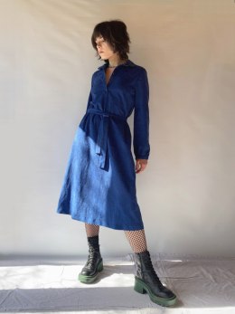 Niebieska sukienka z paskiem