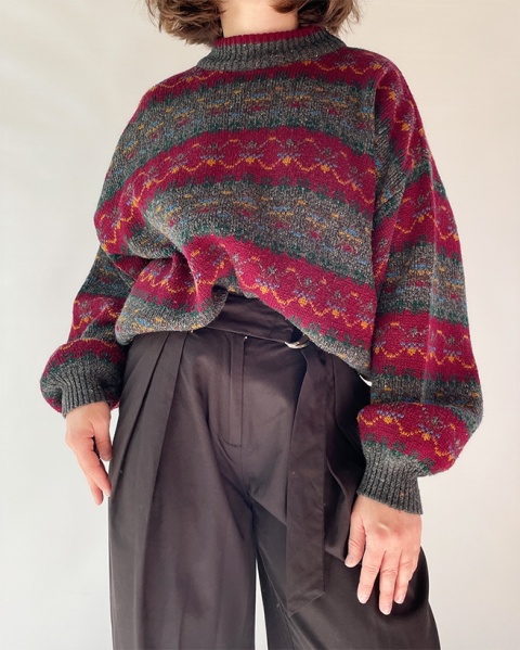 Bordowy sweter we wzory