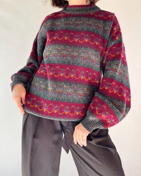Bordowy sweter we wzory