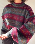 Bordowy sweter we wzory
