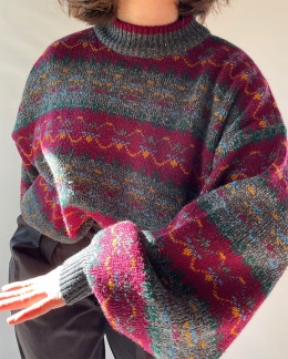 Bordowy sweter we wzory