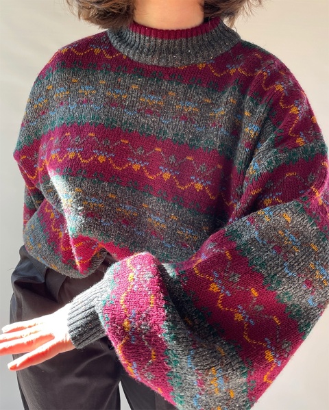 Bordowy sweter we wzory