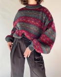 Bordowy sweter we wzory