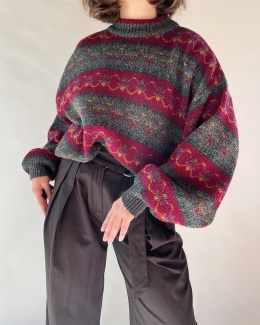 Bordowy sweter we wzory