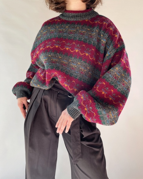 Bordowy sweter we wzory