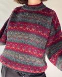 Bordowy sweter we wzory