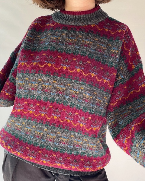 Bordowy sweter we wzory