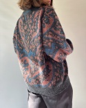 Sweter w abstrakcyjny wzór