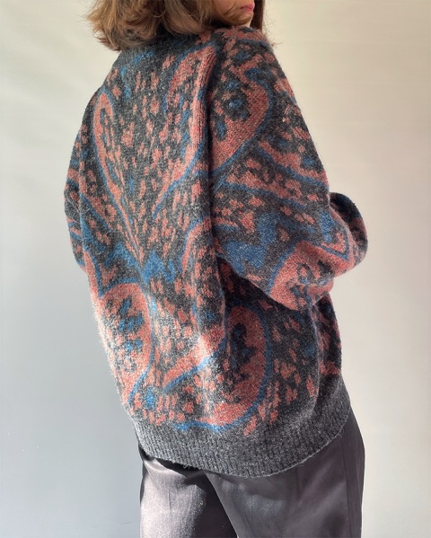 Sweter w abstrakcyjny wzór