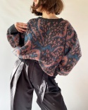 Sweter w abstrakcyjny wzór