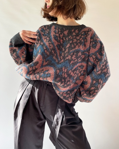 Sweter w abstrakcyjny wzór