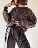 Sweter w abstrakcyjny wzór